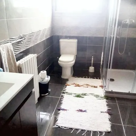 Spacious House In - Shared Garden - 120 M² Vakantiehuis *