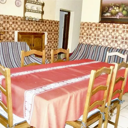 Cosy House In With Large Terrace And Shared Garden Semesterbostad Bragança