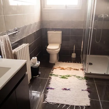 Spacious House In - Shared Garden - 120 M² Hébergement de vacances *