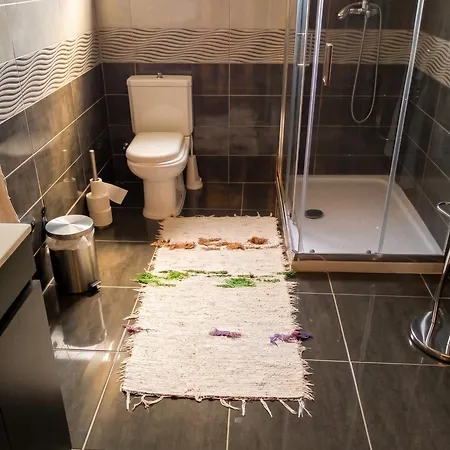 Spacious House In - Shared Garden - 120 M² *