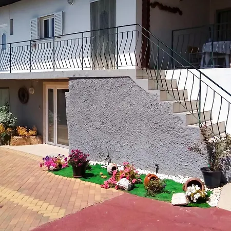 Hébergement de vacances Spacious House In - Shared Garden - 120 M² Bragance