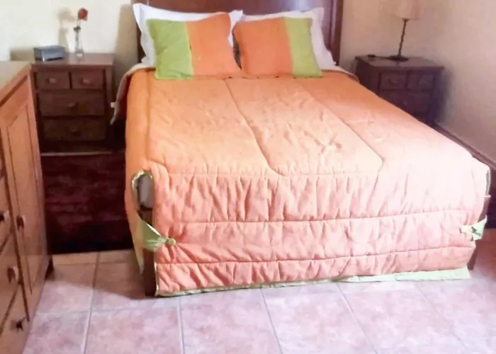 Prázdninový dům Spacious House In - Shared Garden - 120 M² Bragança